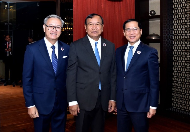 Phó Thủ tướng Bùi Thanh Sơn gặp, làm việc với Phó Thủ tướng, Bộ trưởng Ngoại giao và Hợp tác quốc tế Campuchia Prak Sokhonn và Bộ trưởng Ngoại giao Lào Thongsavanh Phomvihane. Phó Thủ tướng Bùi Thanh Sơn gặp, làm việc với Phó Thủ tướng, Bộ trưởng Ngoại giao và Hợp tác quốc tế Campuchia Prak Sokhonn và Bộ trưởng Ngoại giao Lào Thongsavanh Phomvihane.