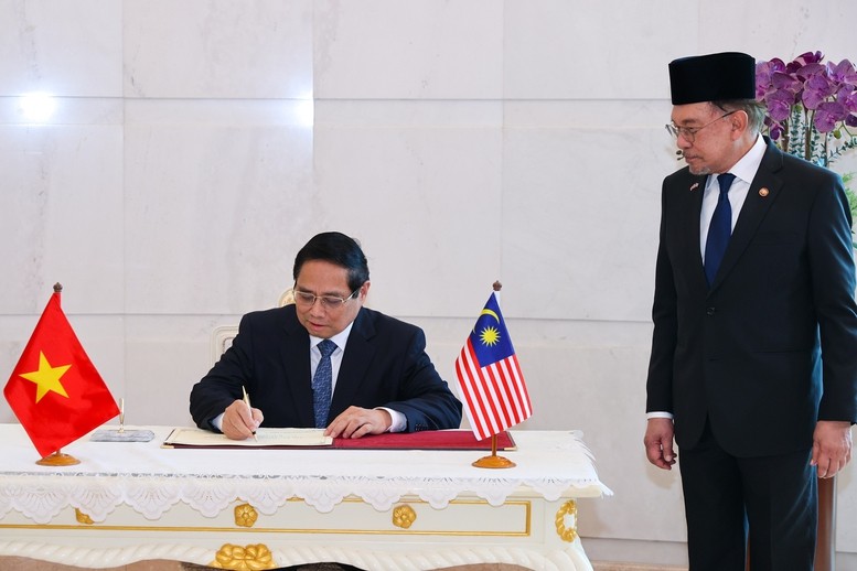 Thủ tướng Phạm Minh Chính ký sổ lưu niệm tại Phủ Thủ tướng Malaysia - Ảnh: VGP/Nhật Bắc Thủ tướng Phạm Minh Chính ký sổ lưu niệm tại Phủ Thủ tướng Malaysia - Ảnh: VGP/Nhật Bắc