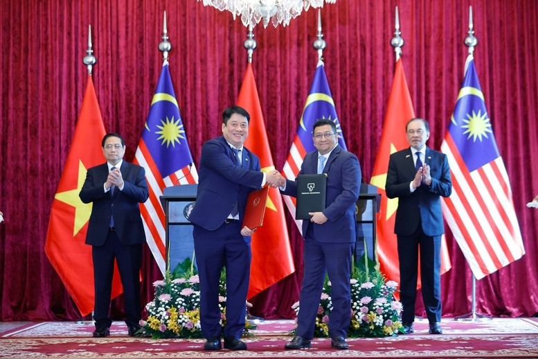 Thủ tướng Phạm Minh Chính và Thủ tướng Malaysia Anwar Ibrahim chứng kiến trao Bản ghi nhớ giữa Tập đoàn Điện lực Việt Nam và Tập đoàn Điện lực Malaysia - Ảnh: VGP/Nhật Bắc Thủ tướng Phạm Minh Chính và Thủ tướng Malaysia Anwar Ibrahim chứng kiến trao Bản ghi nhớ giữa Tập đoàn Điện lực Việt Nam và Tập đoàn Điện lực Malaysia - Ảnh: VGP/Nhật Bắc