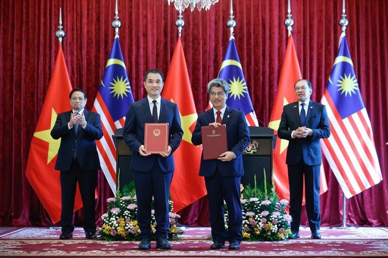 Thủ tướng Phạm Minh Chính và Thủ tướng Malaysia Anwar Ibrahim chứng kiến trao Ý định thư hợp tác giữa Đại học Quốc gia Hà Nội và Đại học Quốc gia Malaysia - Ảnh: VGP/Nhật Bắc Thủ tướng Phạm Minh Chính và Thủ tướng Malaysia Anwar Ibrahim chứng kiến trao Ý định thư hợp tác giữa Đại học Quốc gia Hà Nội và Đại học Quốc gia Malaysia - Ảnh: VGP/Nhật Bắc