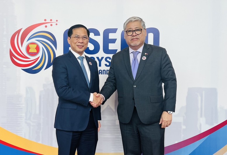 Phó Thủ tướng, Bộ trưởng Ngoại giao Bùi Thanh Sơn gặp Bộ trưởng Ngoại giao Philippines Enrique Manalo.