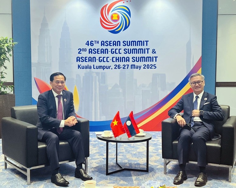 Phó Thủ tướng Bùi Thanh Sơn đã có cuộc gặp song phương với Bộ trưởng Ngoại giao Lào Thongsavanh Phomvihane. Phó Thủ tướng Bùi Thanh Sơn đã có cuộc gặp song phương với Bộ trưởng Ngoại giao Lào Thongsavanh Phomvihane.