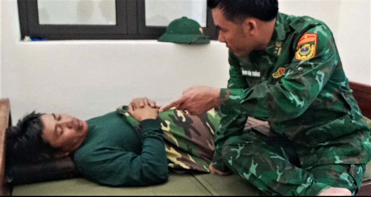 undefined Thuyền phó Đỗ Sỹ Thường được đưa lên bờ chăm sóc. (Ảnh: Phúc Sơn)