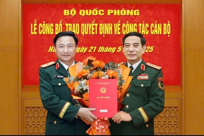 Đại tướng Phan Văn Giang - Bộ trưởng Bộ Quốc phòng trao quyết định của Thủ tướng Chính phủ bổ nhiệm Thiếu tướng Đoàn Xuân Bường - Phó Chính ủy Quân khu 4 - giữ chức Chính ủy Quân khu 4. Ảnh: Ngọc Lê Đại tướng Phan Văn Giang - Bộ trưởng Bộ Quốc phòng trao quyết định của Thủ tướng Chính phủ bổ nhiệm Thiếu tướng Đoàn Xuân Bường - Phó Chính ủy Quân khu 4 - giữ chức Chính ủy Quân khu 4. Ảnh: Ngọc Lê