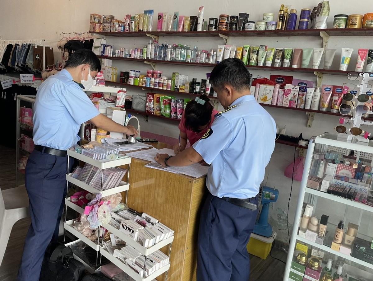 Lực lượng Quản lý thị trường Cần Thơ kiểm tra hoạt động kinh doanh trên địa bàn. Ảnh: Chi cục Quản lý thị trường Cần Thơ Lực lượng Quản lý thị trường Cần Thơ kiểm tra hoạt động kinh doanh trên địa bàn. Ảnh: Chi cục Quản lý thị trường Cần Thơ