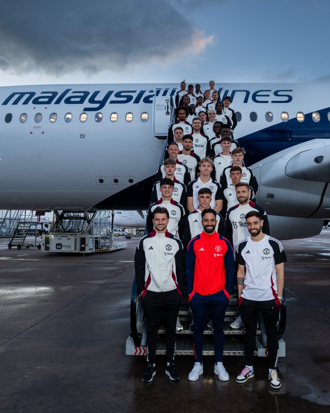 Các cầu thủ Manchester United chụp ảnh trước chuyến bay tới Malaysia Các cầu thủ Manchester United chụp ảnh trước chuyến bay tới Malaysia