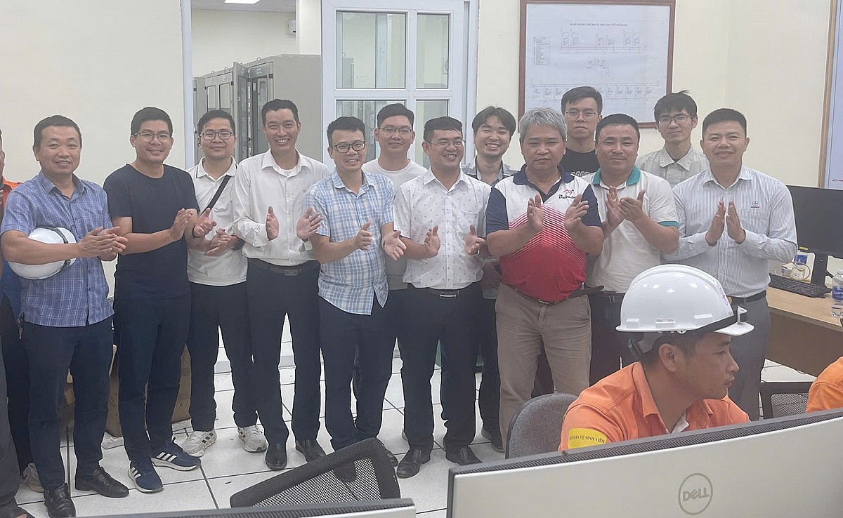 Đại diện các đơn vị liên quan chứng kiến thời khắc đóng điện dự án Trạm biến áp 220kV Vũ Thư và đường dây đấu nối Đại diện các đơn vị liên quan chứng kiến thời khắc đóng điện dự án Trạm biến áp 220kV Vũ Thư và đường dây đấu nối