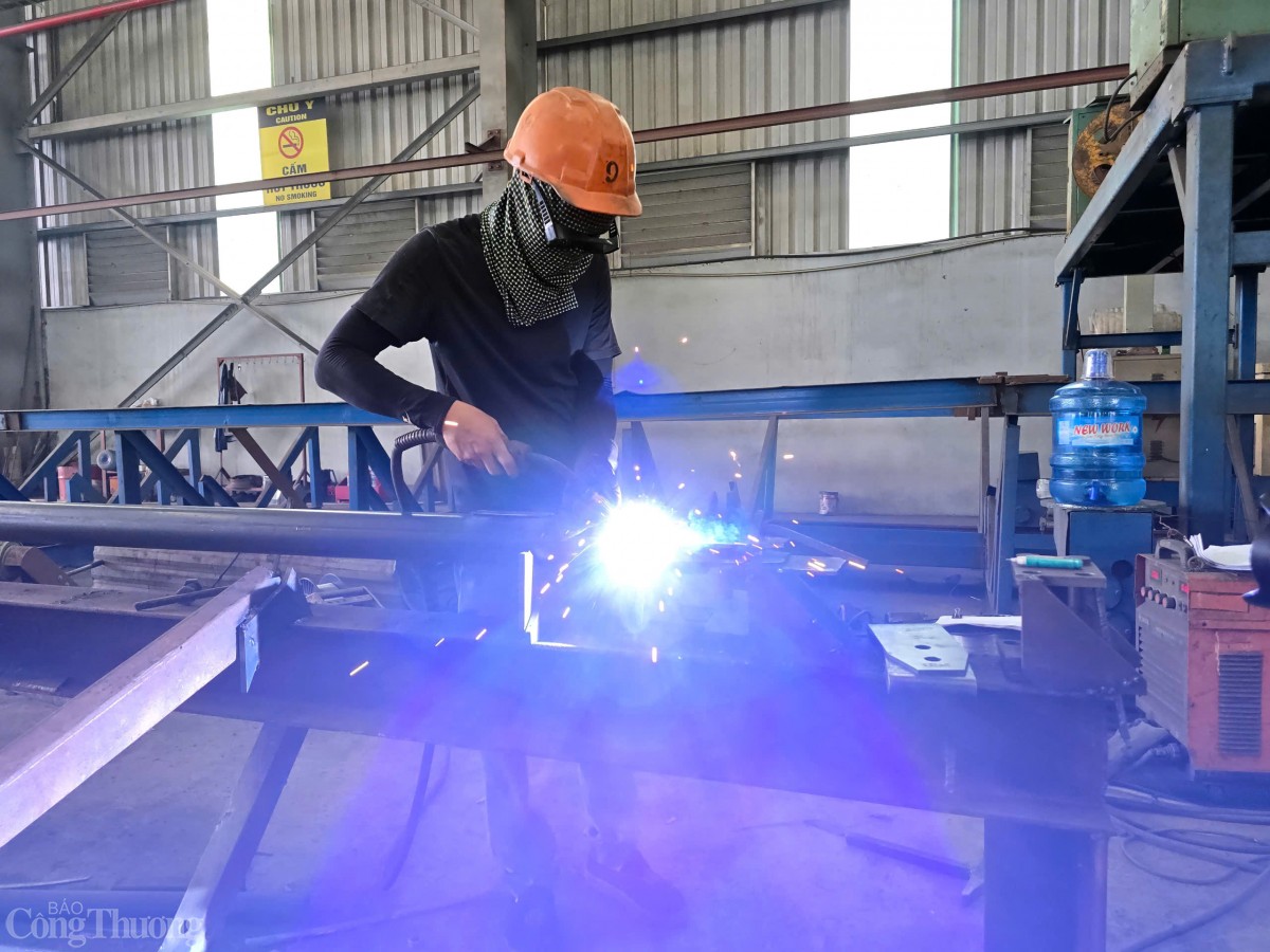 Việt Vương sản xuất cột ống thép