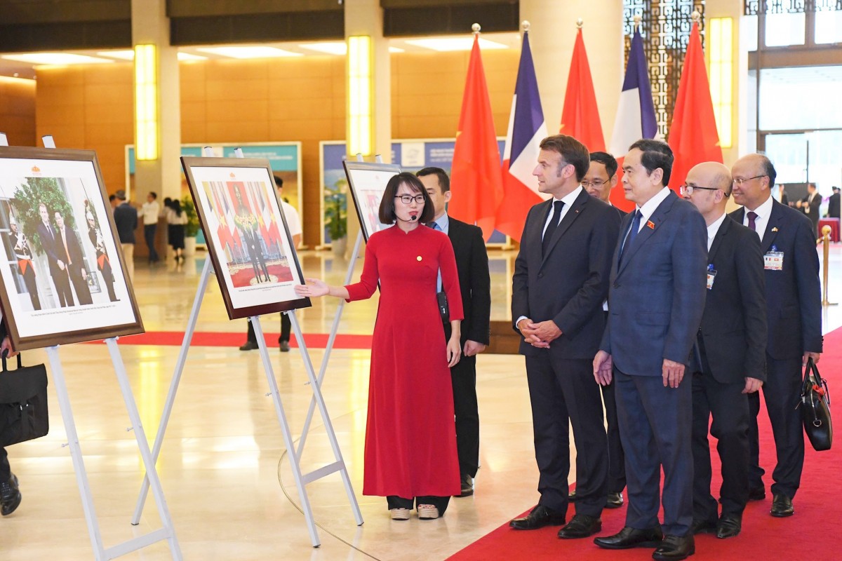 Chủ tịch Quốc hội Trần Thanh Mẫn và Tổng thống Cộng hòa Pháp Emmanuel Macron tham quan Trưng bày ảnh về quan hệ ngoại giao hai nước. Ảnh: Lâm Hiển Chủ tịch Quốc hội Trần Thanh Mẫn và Tổng thống Cộng hòa Pháp Emmanuel Macron tham quan Trưng bày ảnh về quan hệ ngoại giao hai nước. Ảnh: Lâm Hiển