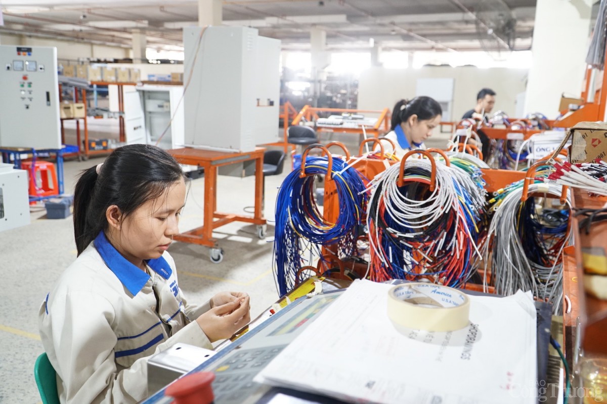 Với gần 1 triệu doanh nghiệp và hơn 5 triệu hộ kinh doanh hoạt động trong nền kinh tế, kinh tế tư nhân đóng góp khoảng 50% GDP Với gần 1 triệu doanh nghiệp và hơn 5 triệu hộ kinh doanh hoạt động trong nền kinh tế, kinh tế tư nhân đóng góp khoảng 50% GDP