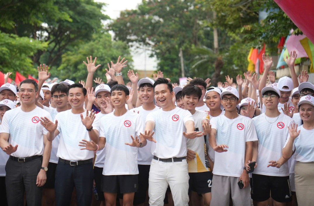 Các đại biểu tham gia buổi mít tinh đi bộ hưởng ứng kêu gọi phòng chống tác hại của thuốc lá.