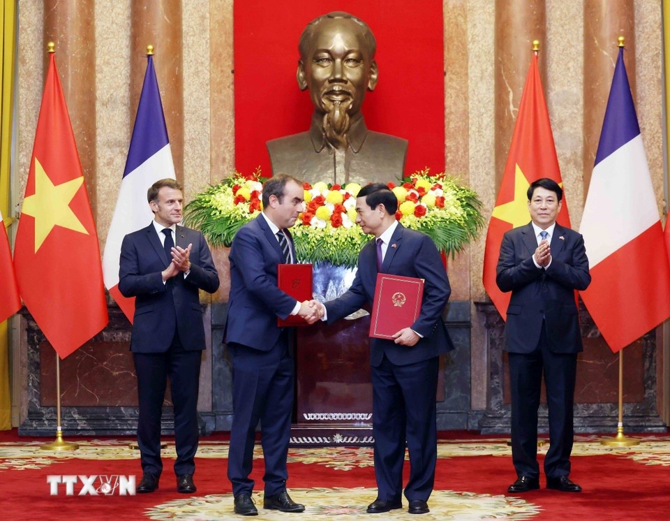 Bộ trưởng Bộ Quốc phòng Phan Văn Giang và Bộ trưởng Bộ Quân đội Pháp Sébastien Lecornu trao đổi Ý định thư giữa Bộ Quốc phòng hai nước về tăng cường hợp tác trong lĩnh vực trang bị quốc phòng. Ảnh: Lâm Khánh/TTXVN