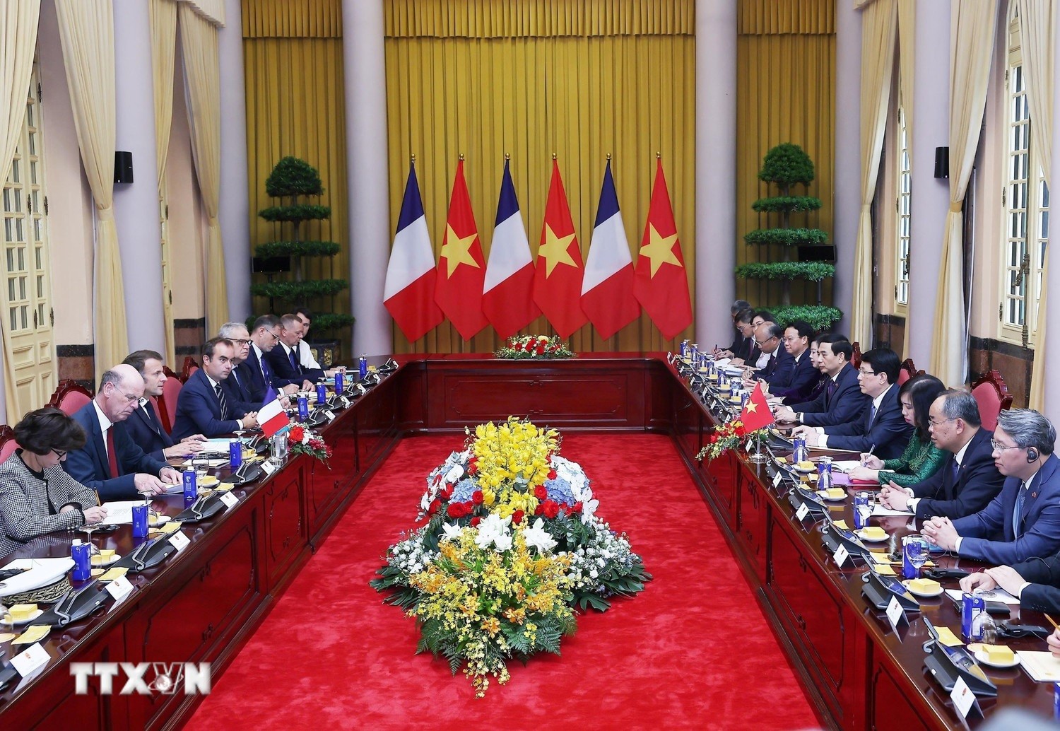 Chủ tịch nước Lương Cường và Tổng thống Pháp Emmanuel Macron hội đàm. Ảnh: Lâm Khánh/TTXVN