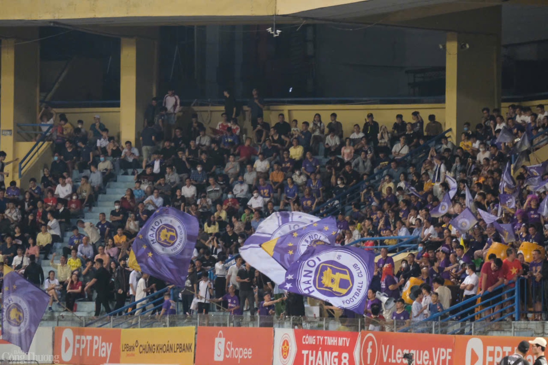 Sức nóng của trận derby Thủ đô khiến khánh giả phủ kín hai bên khán đài. 