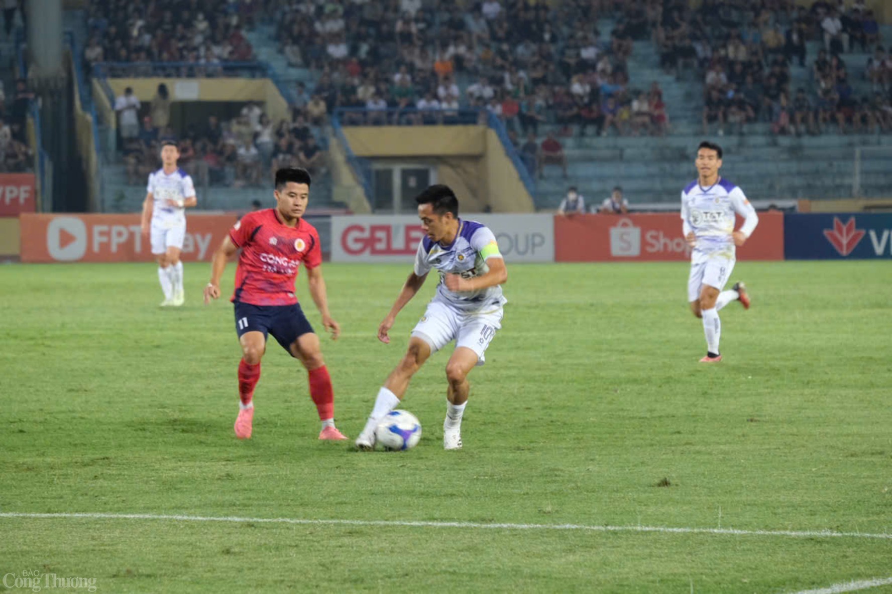 Bước vào trận đấu, cầu thủ Văn Quyết của Hà Nội FC tiếp tục thể hiện phong độ cao với nhiều pha đỡ bước một rất có cảm giác.