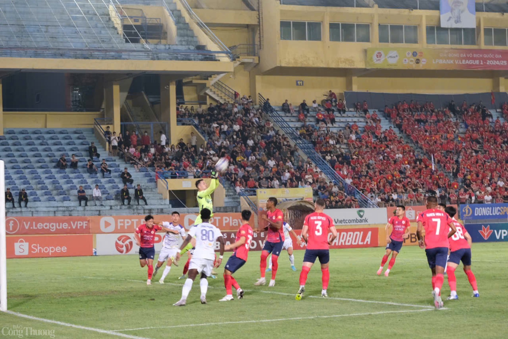 Cầu gôn của Thủ thành Nguyễn Filip của Công An Hà Nội nhiều lần bị chịu áp lực. 