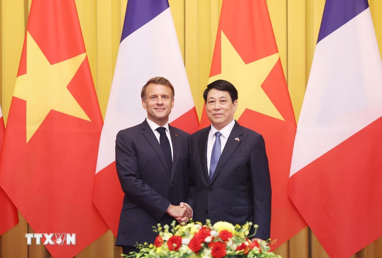 Chủ tịch nước Lương Cường và Tổng thống Pháp Emmanuel Macron chụp ảnh chung trước hội đàm. Ảnh: Lâm Khánh/TTXVN