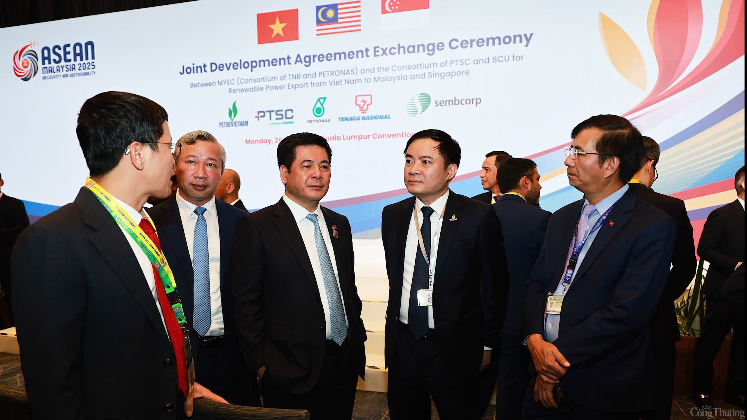 Việt Nam ký thỏa thuận xuất khẩu điện sạch sang Malaysia, Singapore