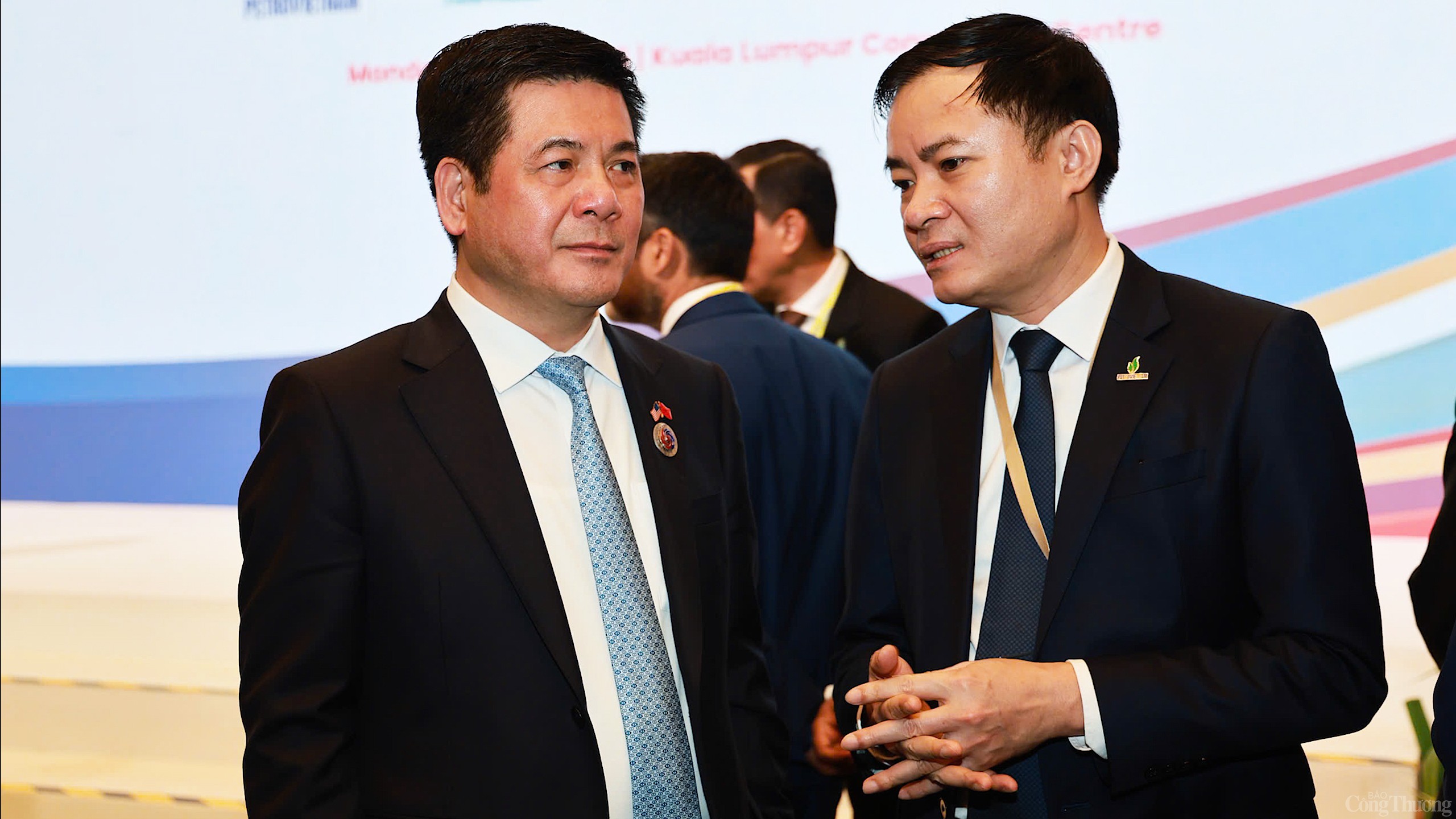 Việt Nam ký thỏa thuận xuất khẩu điện sạch sang Malaysia, Singapore