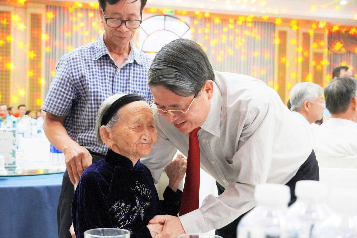 Phó Chủ tịch Quốc hội Nguyễn Đức Hải thăm hỏi Bà mẹ Việt Nam anh hùng Nguyễn Thị Thoại