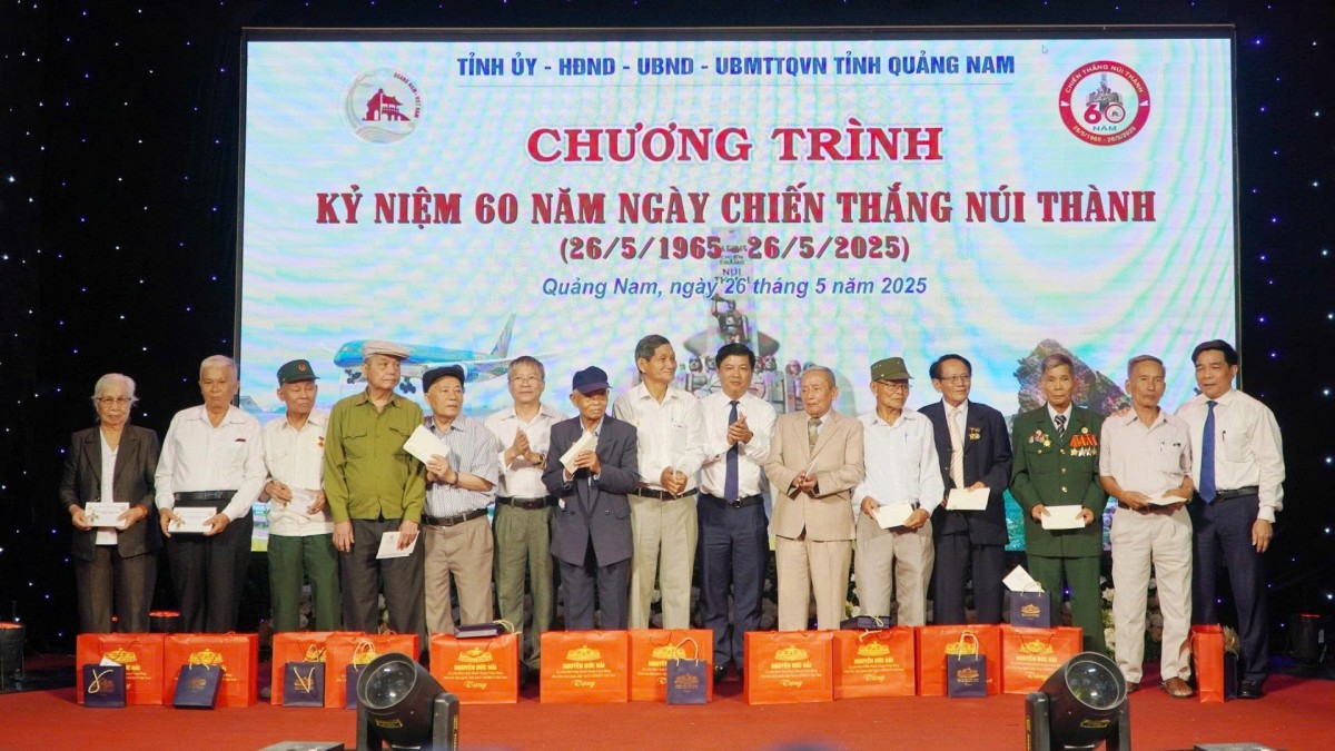 Lãnh đạo tỉnh Quảng Nam tặng quà tri ân 