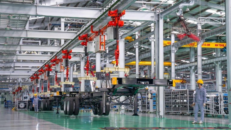 THACO INDUSTRIES nhận chuyển giao nhiều công nghệ tiên tiến, đầu tư máy móc, trang thiết bị hiện đại.  THACO INDUSTRIES nhận chuyển giao nhiều công nghệ tiên tiến, đầu tư máy móc, trang thiết bị hiện đại.