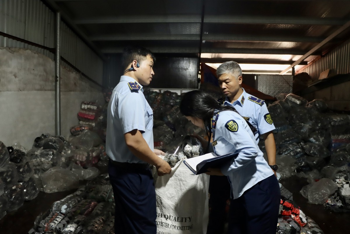 Hà Nội: Pháthiệnxưởng sản xuất tất giả nhãn hiệu tại La Phù Hà Nội: Pháthiệnxưởng sản xuất tất giả nhãn hiệu tại La Phù