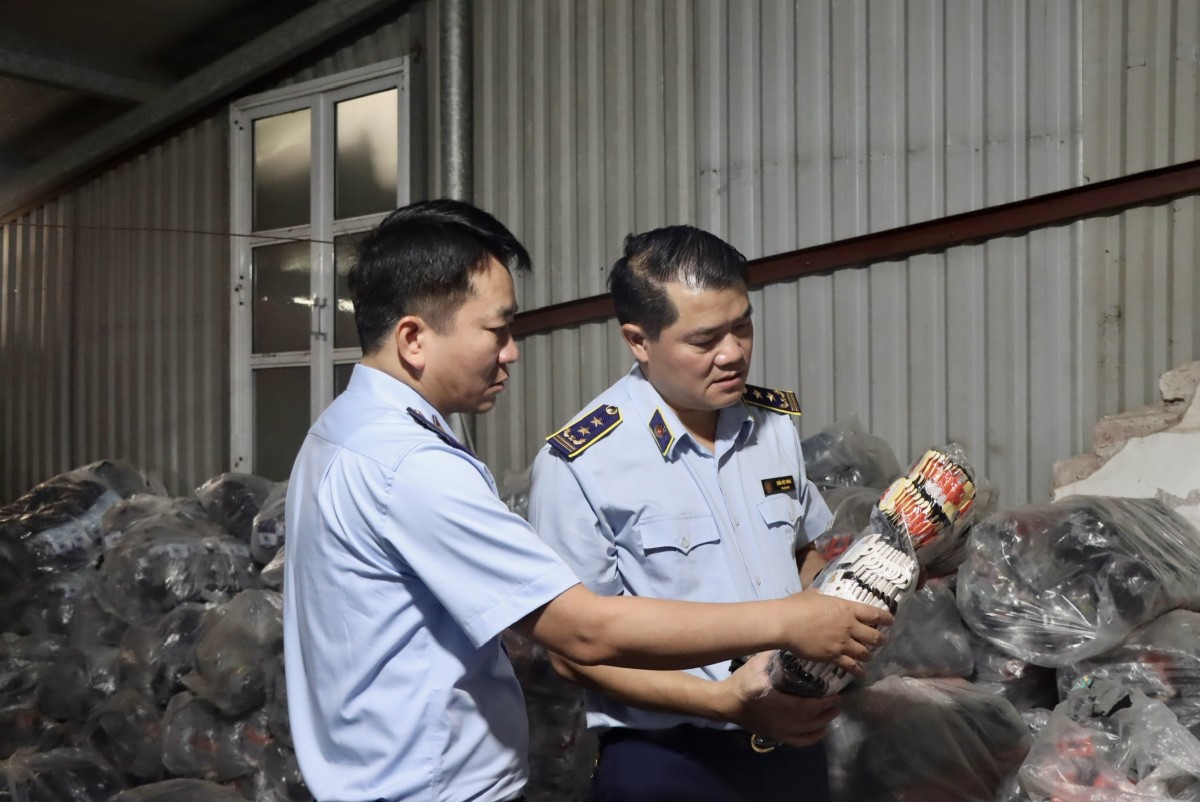 Hà Nội: Pháthiệnxưởng sản xuất tất giả nhãn hiệu tại La Phù Hà Nội: Pháthiệnxưởng sản xuất tất giả nhãn hiệu tại La Phù