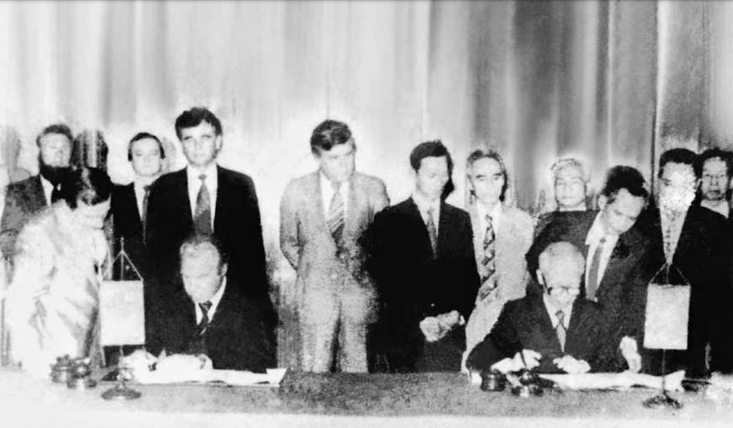 Từ tháp đôi Petronas Malaysia Từ tháp đôi Petronas Malaysia nghĩ về quốc huy năng lượng Bài 2: Lời Bác dặn và cuộc trường chinh mới - 3