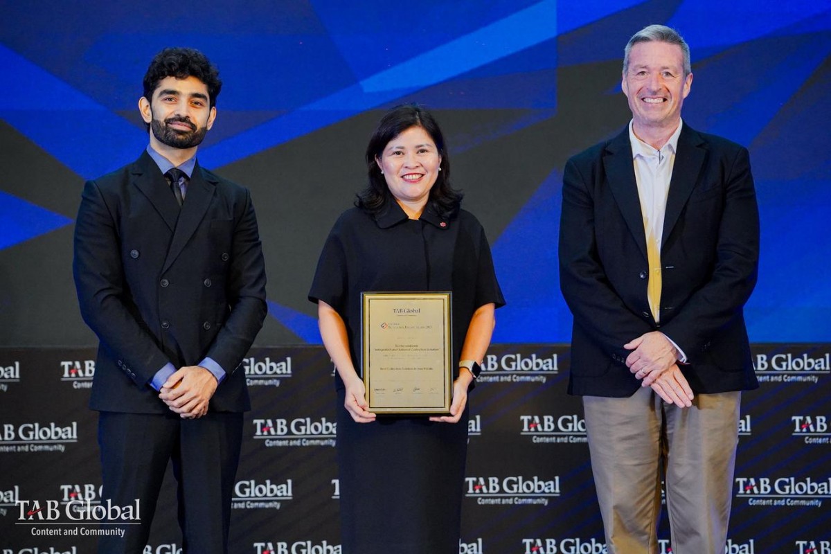 Bà Phùng Thị Thu Hương - đại diện Techcombank nhận giải Giải pháp thu hộ tích hợp tùy biến tốt nhất khu vực châu Á - Thái Bình Dương. Ảnh: TCB Bà Phùng Thị Thu Hương - đại diện Techcombank nhận giải Giải pháp thu hộ tích hợp tùy biến tốt nhất khu vực châu Á - Thái Bình Dương. Ảnh: TCB