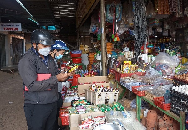 Người dân yên tâm mua sắn, buôn bán tại các chợ đạt chuẩn nông thôn mới. Ảnh: Tuấn Anh Người dân yên tâm mua sắn, buôn bán tại các chợ đạt chuẩn nông thôn mới. Ảnh: Tuấn Anh