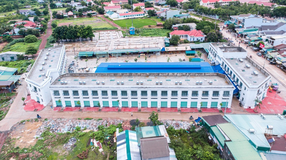 chợ trung tâm cụm xã Ea Rốk vừa hoàn thành tháng 7/2024 với quy mô 7.500 m², tổng vốn đầu tư 70 tỷ đồng. Ảnh: Tuấn Anh chợ trung tâm cụm xã Ea Rốk vừa hoàn thành tháng 7/2024 với quy mô 7.500 m², tổng vốn đầu tư 70 tỷ đồng. Ảnh: Tuấn Anh