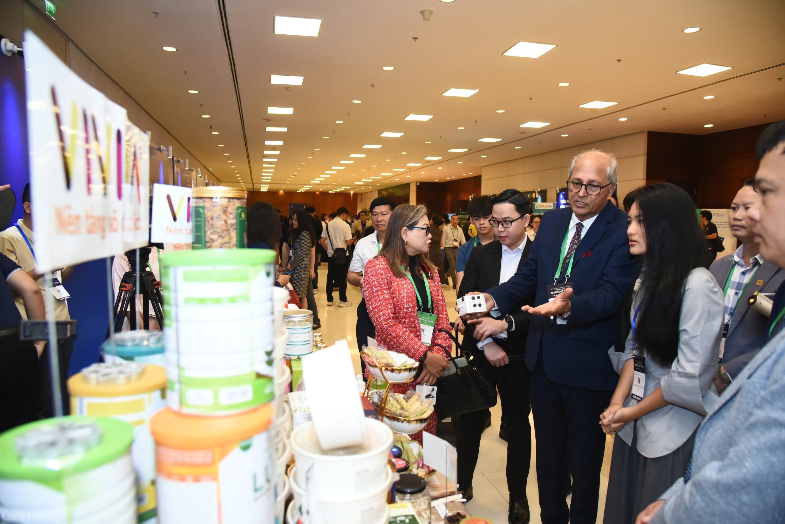 Doanh nghiệp bứt tốc nhờ ‘bắt sóng’ chuyển đổi số Doanh nghiệp bứt tốc nhờ ‘bắt sóng’ chuyển đổi số