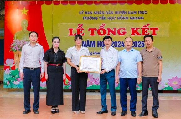 Cô giáo Mai (đứng thứ ba từ bên trái sang) nhận giấy khen của Sở Giáo dục và Đào tạo tỉnh Nam Định tặng. Ảnh: NTCC