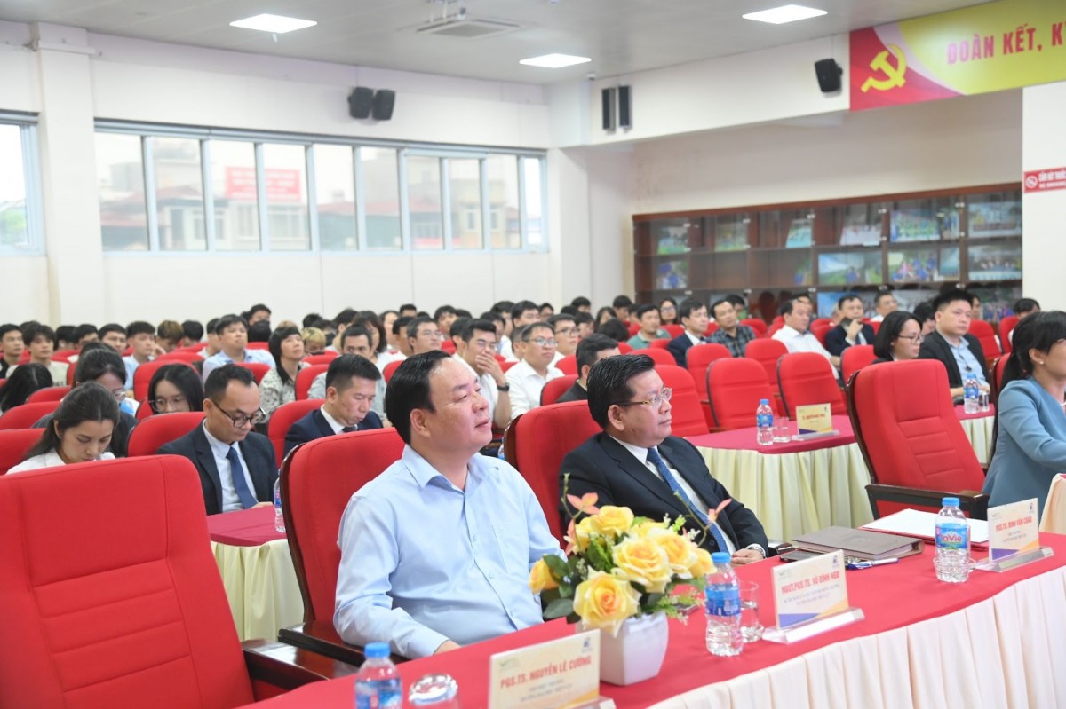 Cán bộ, giảng viên EPU tại lễ bế mạc Cán bộ, giảng viên EPU tại lễ bế mạc