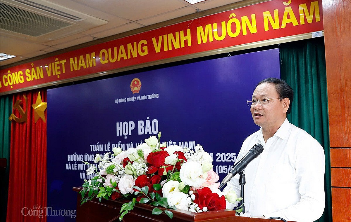 Thứ trưởng Bộ NN-MT Lê Minh Ngân phát biểu tại buổi họp báo.