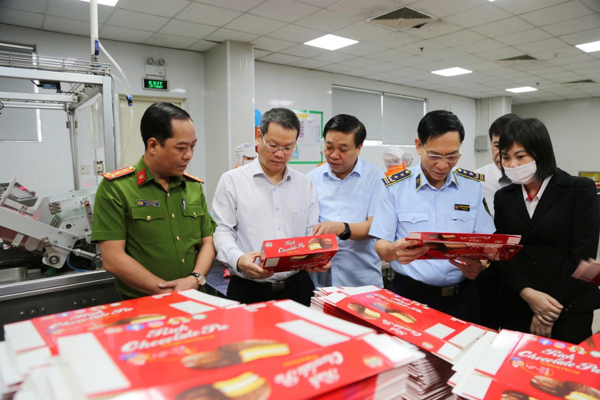 Đồng chí Nguyễn Mạnh Hùng, Phó Bí thư Tỉnh ủy, Chủ tịch UBND tỉnh và đoàn công tác khảo sát dây chuyền sản xuất tại Công ty Cổ phần Quốc tế Bảo Hưng. Đồng chí Nguyễn Mạnh Hùng, Phó Bí thư Tỉnh ủy, Chủ tịch UBND tỉnh và đoàn công tác khảo sát dây chuyền sản xuất tại Công ty Cổ phần Quốc tế Bảo Hưng.