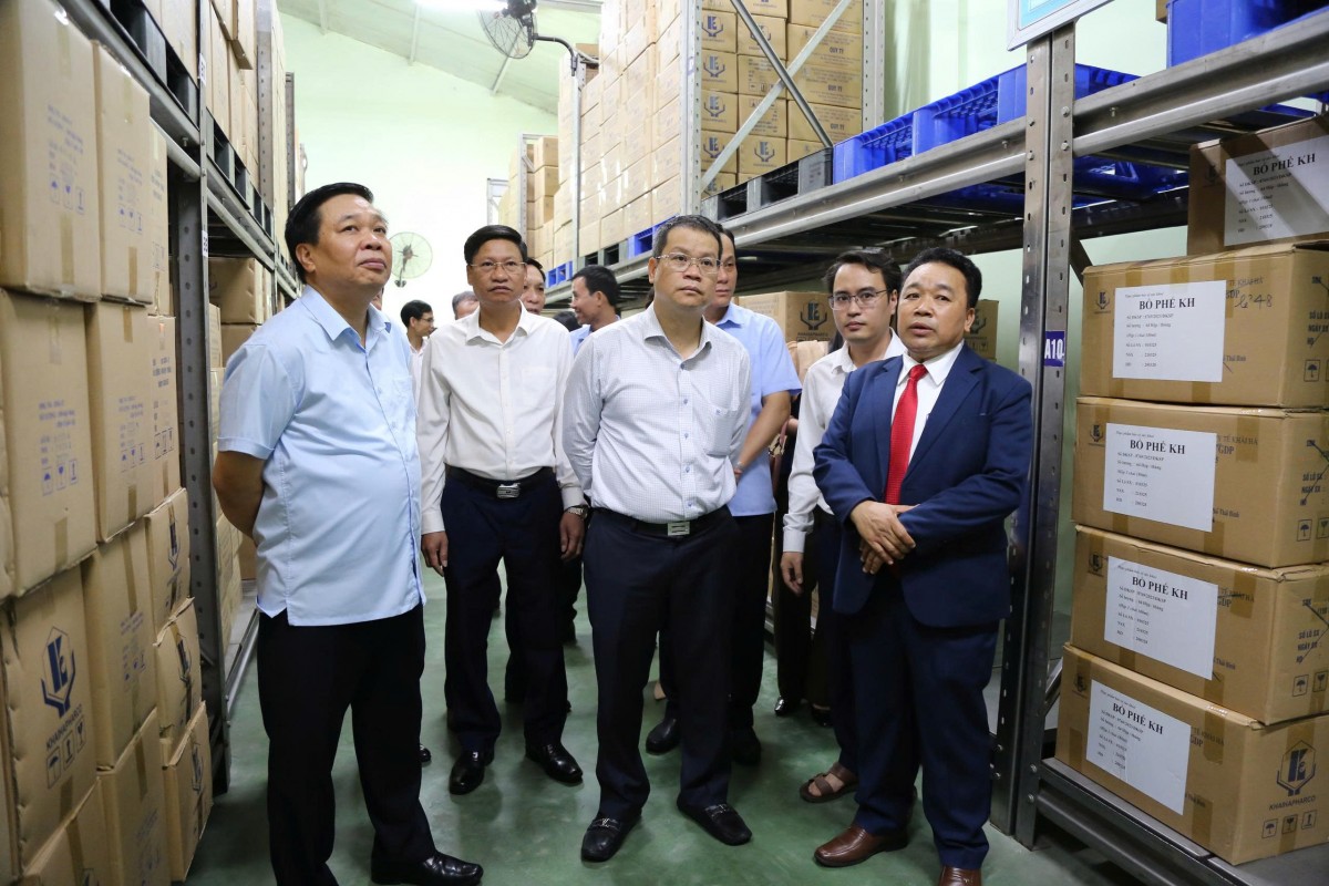 Đồng chí Nguyễn Mạnh Hùng, Phó Bí thư Tỉnh ủy, Chủ tịch UBND tỉnh và đoàn công tác khảo sát kho sản phẩm của Công ty cổ phần Thương mại Dược Vật tư y tế Khải Hà. Đồng chí Nguyễn Mạnh Hùng, Phó Bí thư Tỉnh ủy, Chủ tịch UBND tỉnh và đoàn công tác khảo sát kho sản phẩm của Công ty cổ phần Thương mại Dược Vật tư y tế Khải Hà.