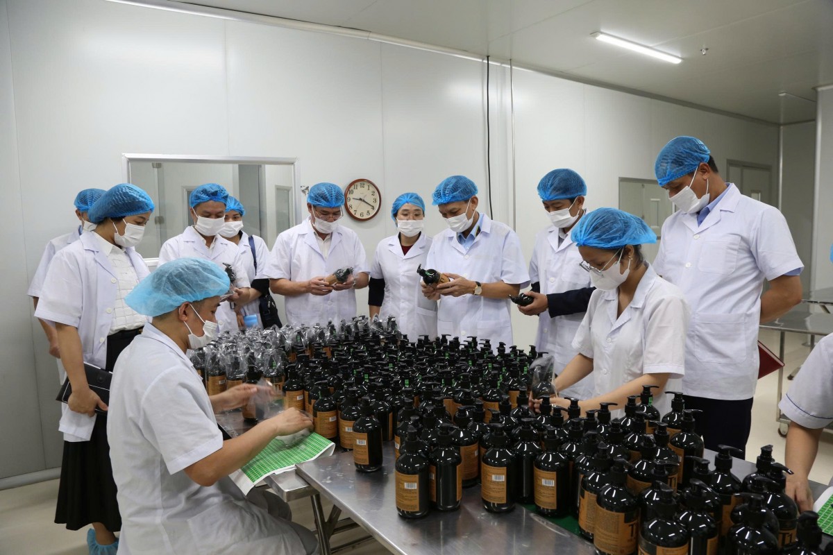 Đoàn công tác tỉnh Thái Bình khảo sát quy trình sản xuất mỹ phẩm tại Công ty TNHH Dược phẩm Quốc tế TTB Group. Đoàn công tác tỉnh Thái Bình khảo sát quy trình sản xuất mỹ phẩm tại Công ty TNHH Dược phẩm Quốc tế TTB Group.