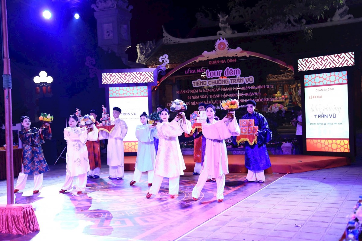 Hà Nội: Ra mắt tour đêm 'Tiếng chuông Trấn Vũ' Hà Nội: Ra mắt tour đêm 'Tiếng chuông Trấn Vũ'