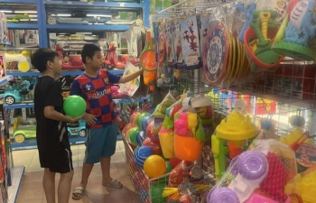 Thị trường đồ chơi 1/6: Tiểu thương tung khuyến mãi hút khách