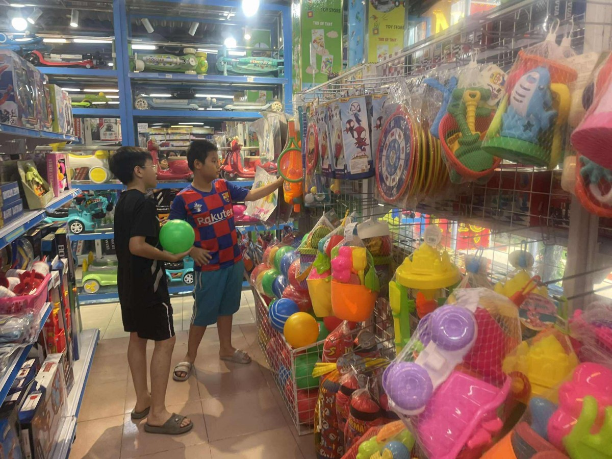 Thị trường đồ chơi 1/6: Tiểu thương tung khuyến mãi hút khách