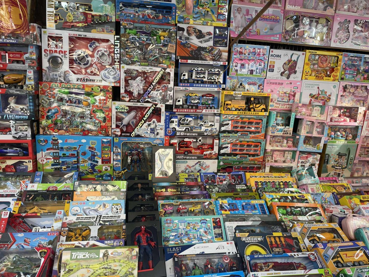 Thị trường đồ chơi 1/6: Tiểu thương tung khuyến mãi hút khách