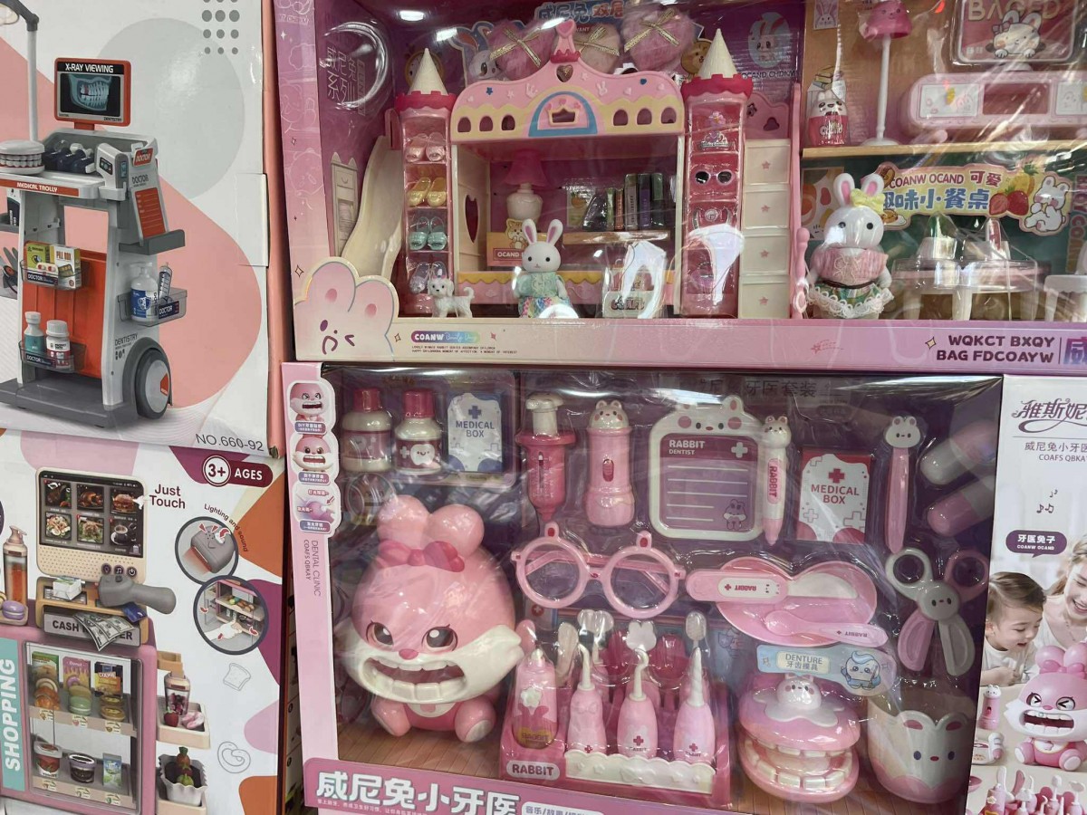 Thị trường đồ chơi 1/6: Tiểu thương tung khuyến mãi hút khách