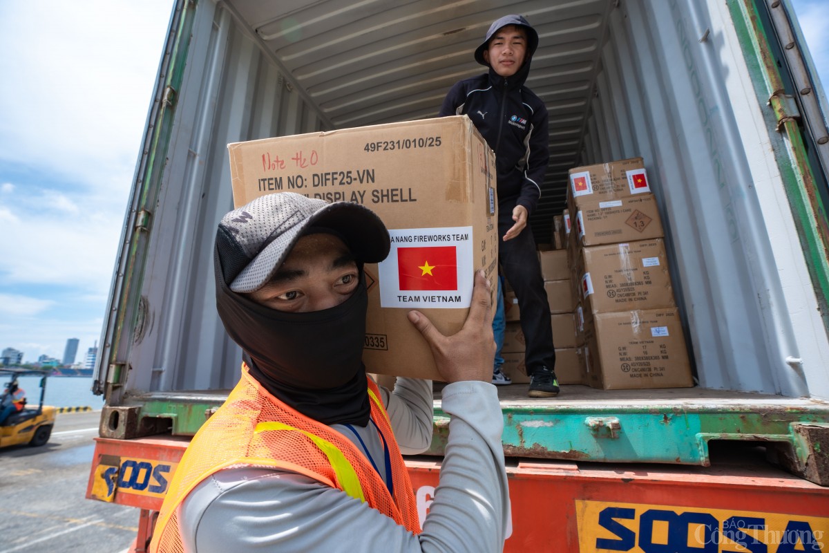 Pháo hoa của đội Đà Nẵng được đưa vào tập kết tại bãi bắn