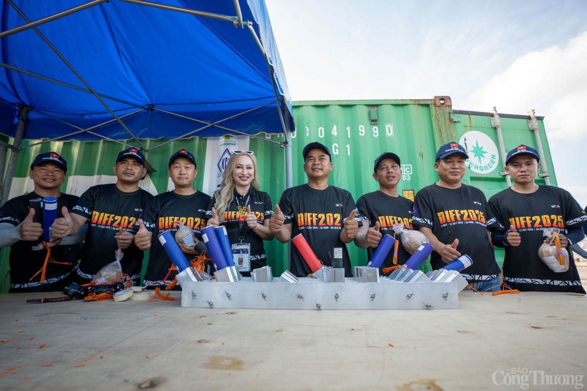 Các thành viên của đội pháo hoa Đà Nẵng tại DIFF 2025