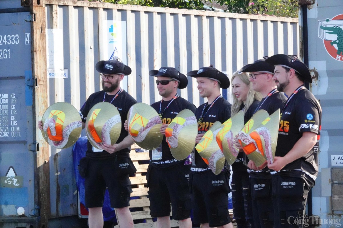 Các thành viên đội pháo hoa Phần Lan trong mùa DIFF 2025