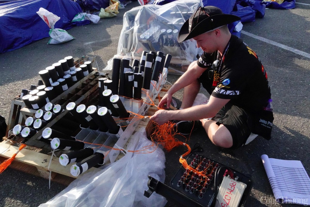 Khẩn trương hoàn tất việc lắp đặt pháo hoa