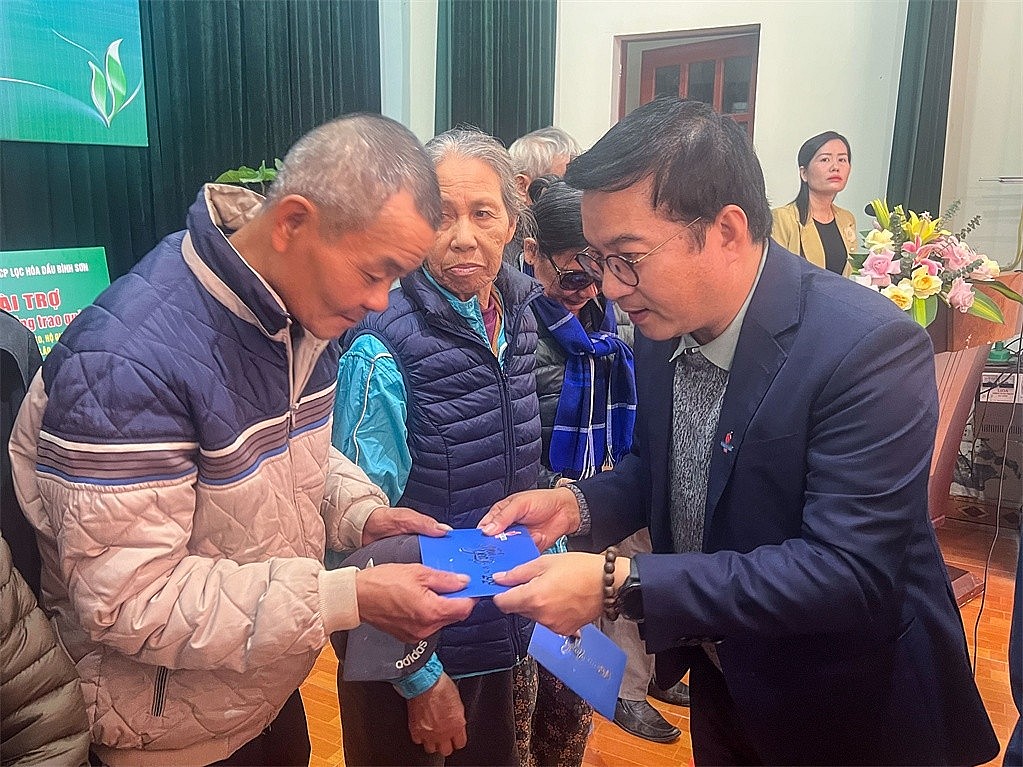 Ông Nguyễn Việt Thắng - Tổng Giám đốc BSR trao quà hỗ trợ cho các hoàn cảnh khó khăn