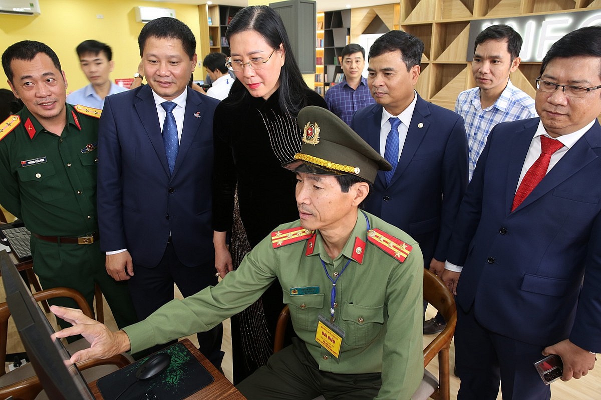 Các đại biểu tỉnh Quảng Ngãi và BSR tham quan Thư viện số Ba Tơ do BSR tài trợ